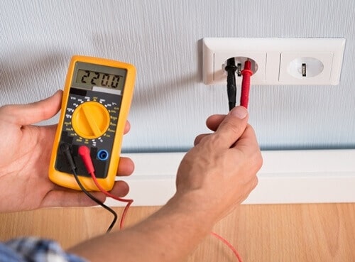 how to test 220 voltage with multimeter